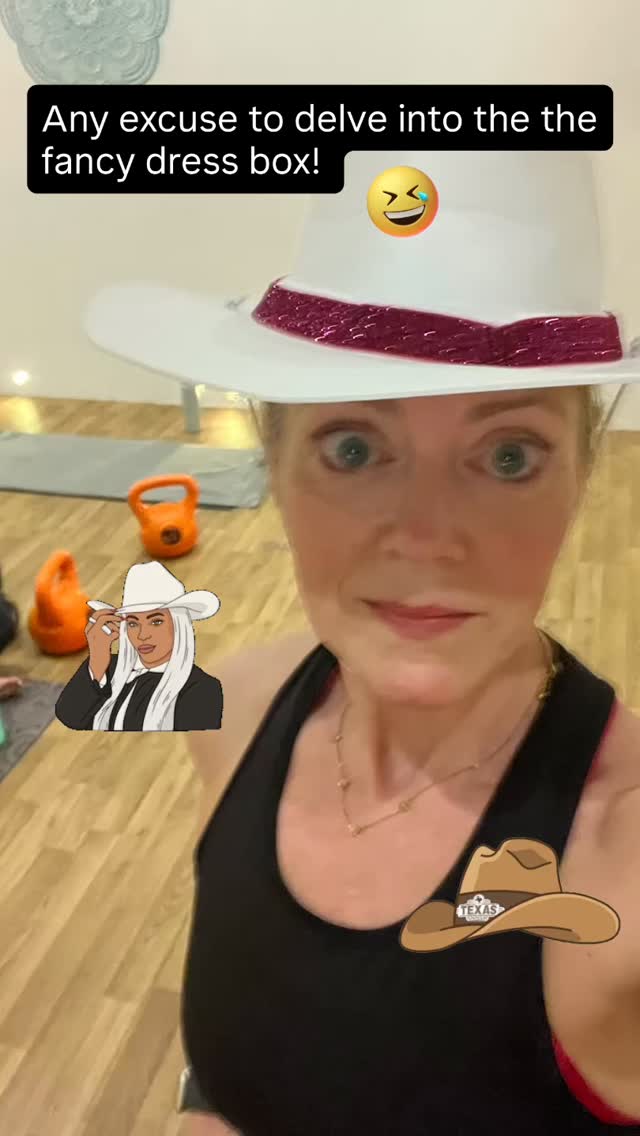 An impromptu Country playlist for hells bells and couldn’t resist digging out the cowboy hat from the infernothon! Love a hat and love a bit of country music (as did quite a few students - perhaps secretly too!) 😂😂😂#hotyoga #kettlebells #countrymusiclover #fitnessstockport