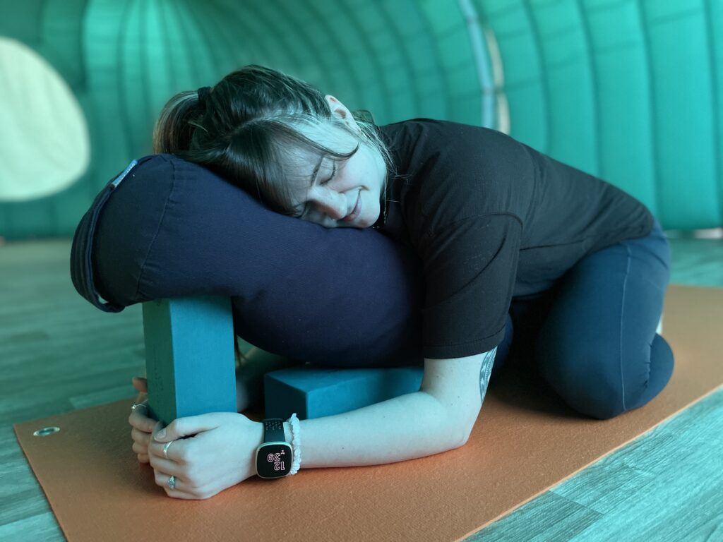 How to use your yoga bolster more 🥰 Yoga flow with bolster by WELL WITH  HELS 